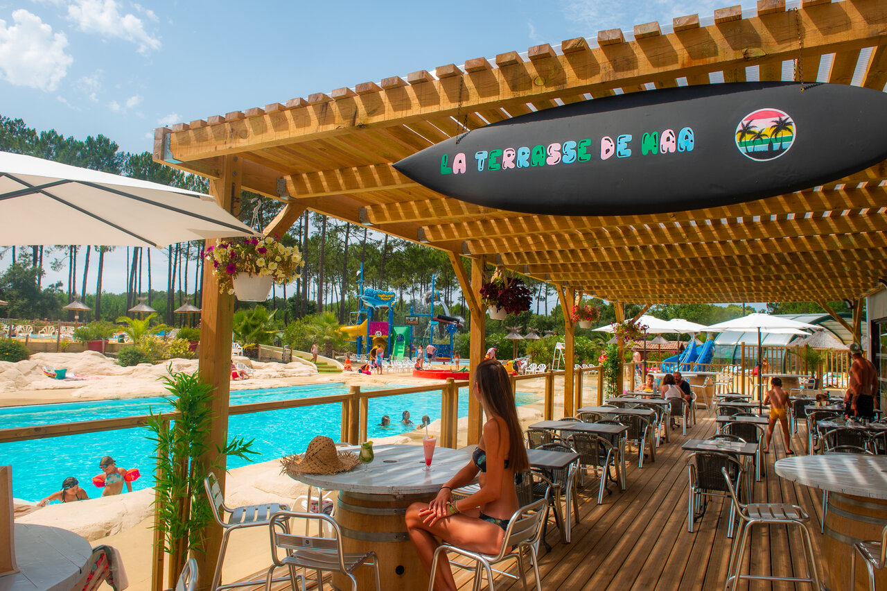 Terrasse, piscine, parc aquatique au camping CAPFUN Landisland � Moliets-et-Maa.