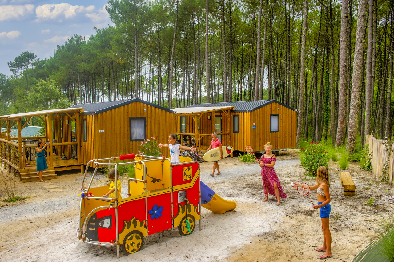Chalets bois, aire jeux enfants au camping CAPFUN Landisland � Moliets-et-Maa (40).