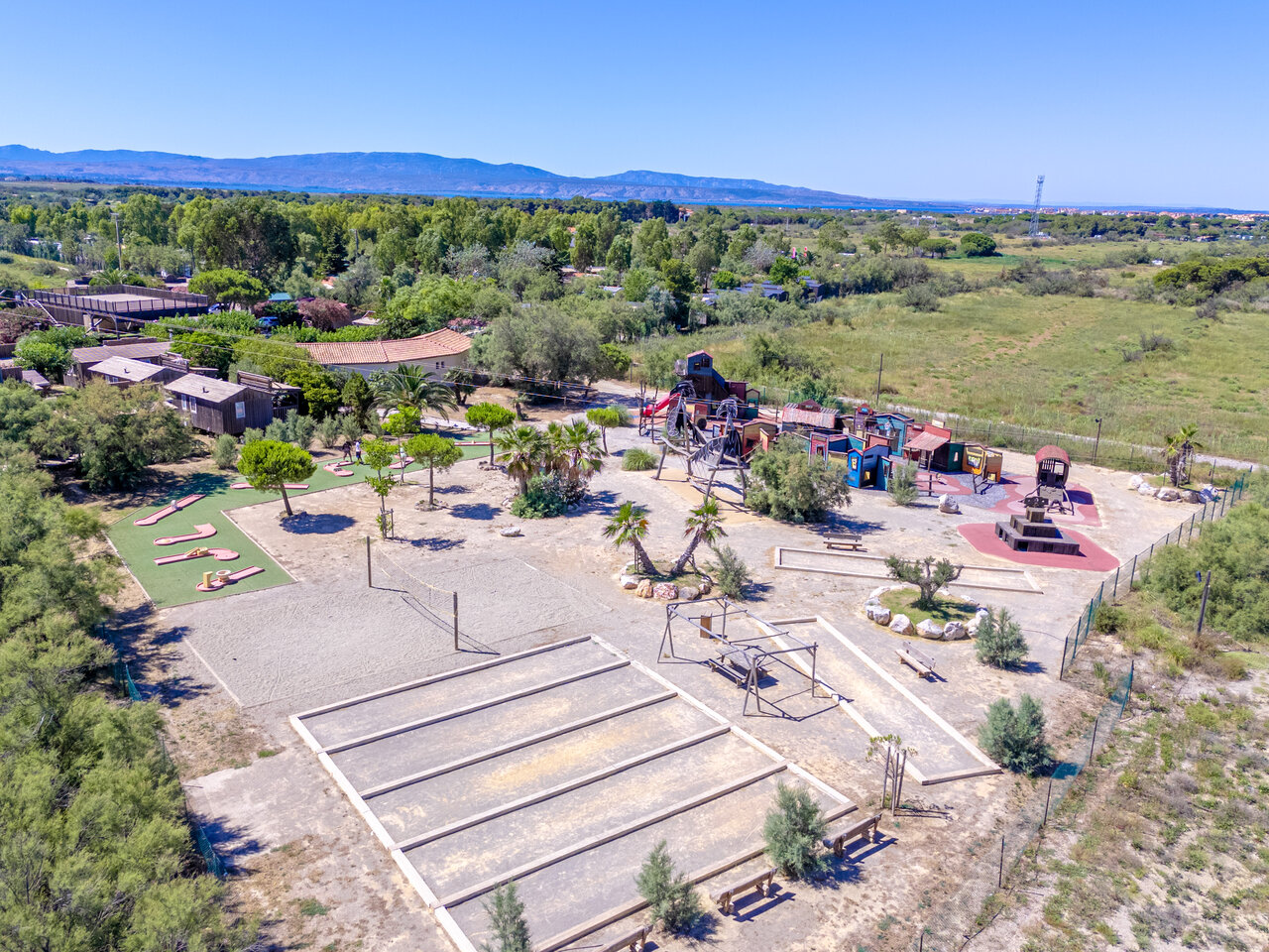 Aire de jeux, mini-golf, p�tanque au camping CAPFUN Las Bousigues � Le Barcar�s.