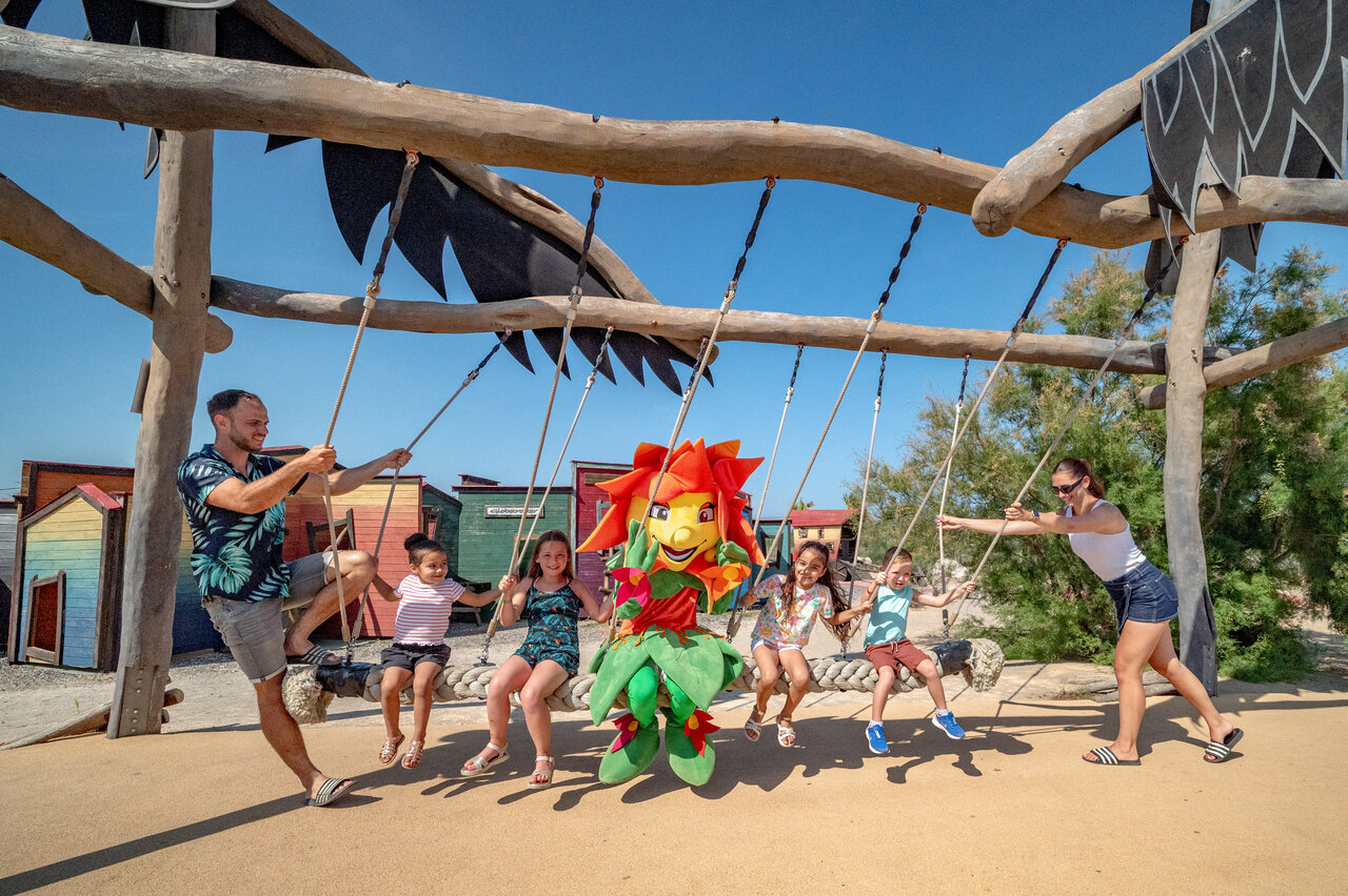 Balan�oire g�ante, famille et mascotte au camping CAPFUN Las Bousigues, Le Barcar�s.
