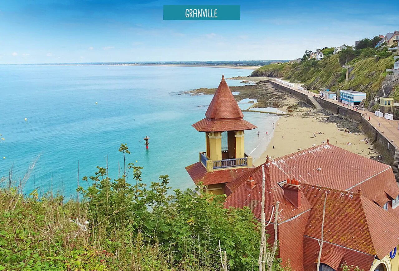 Granville, ville c�ti�re avec plage et architecture typique en Normandie.