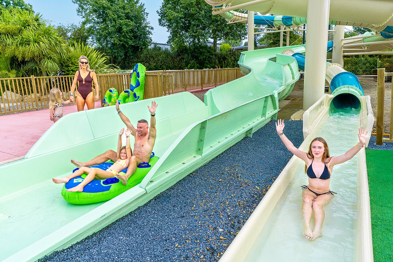 Toboggans aquatiques et famille au camping VAGUES OCEANES Les Iles � Hudimesnil (50).