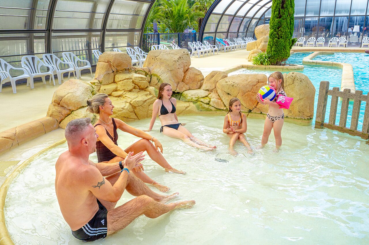 Pataugeoire couverte avec famille au camping VAGUES OCEANES Les Iles � Hudimesnil (50).