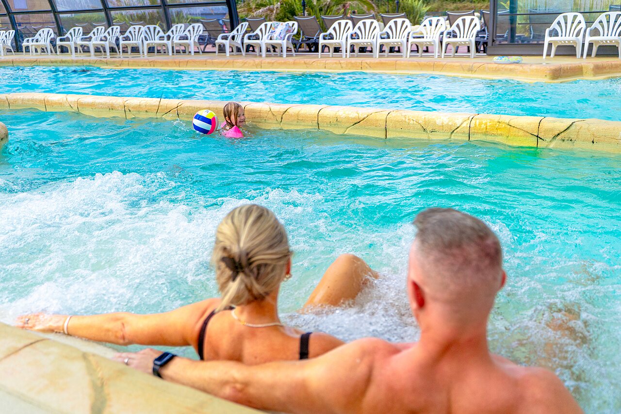 Piscine chauff�e, espace baln�o, famille au camping VAGUES OCEANES Les Iles � Hudimesnil (50).