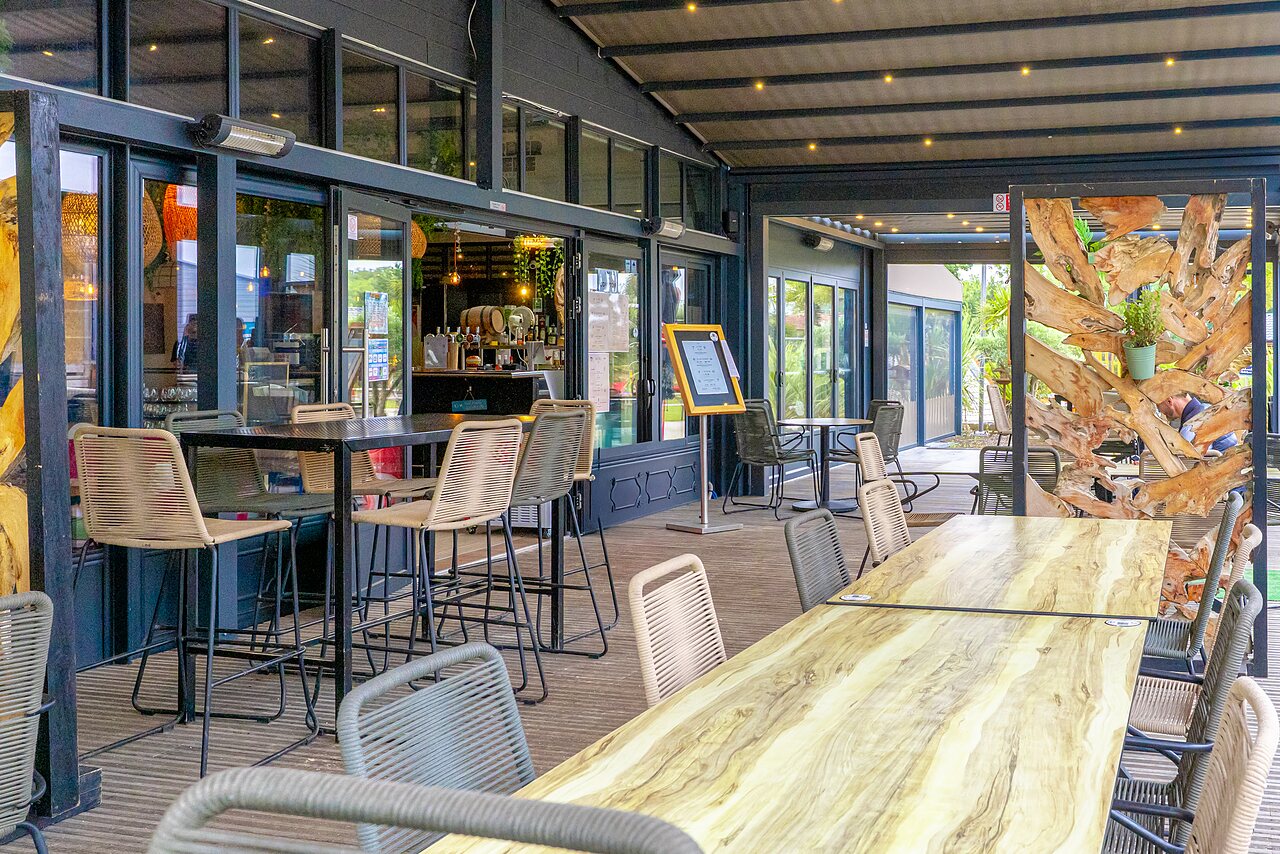 Terrasse moderne du restaurant et bar au camping VAGUES OCEANES Les Iles � Hudimesnil (50).