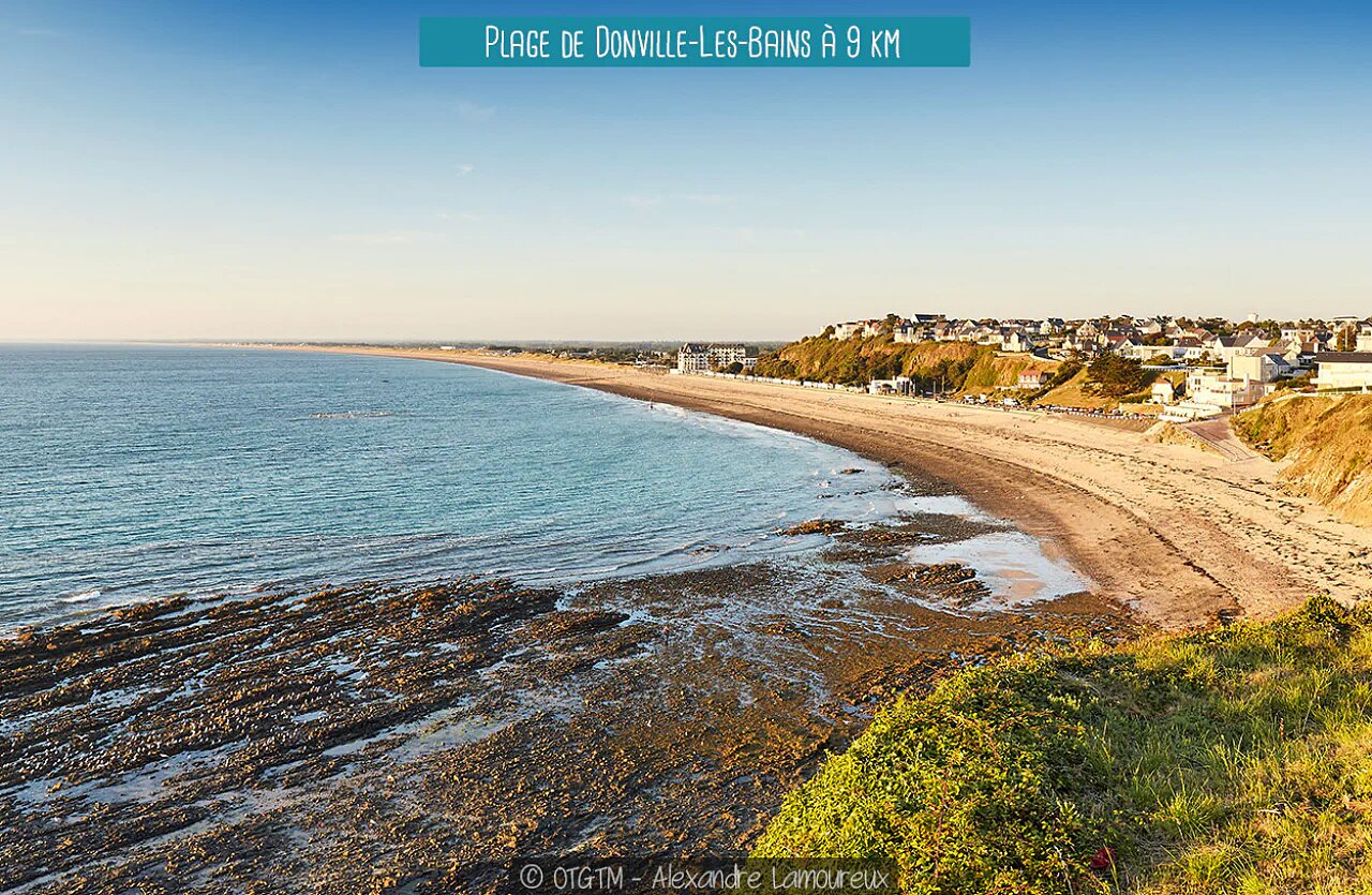 Plage de Donville-les-Bains, longue �tendue de sable pr�s de Granville, Normandie.