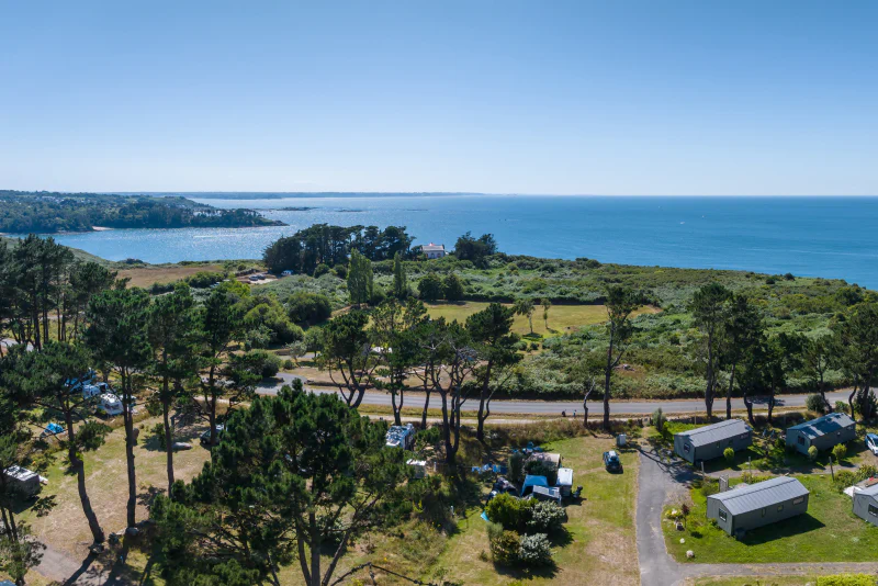 Vue a�rienne panoramique du camping, mer, mobile homes et emplacements au camping CLICOCHIC Les plages de Beg L�guer � Lannion (22).