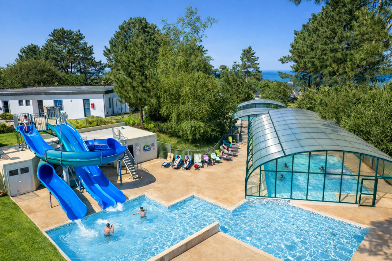 Toboggans bleus, piscine ext�rieure et couverte au camping CLICOCHIC � Lannion.