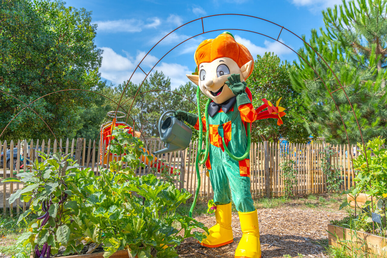Mascotte arrosant potager p�dagogique au camping CLICOCHIC Les plages de Beg L�guer � Lannion (22).