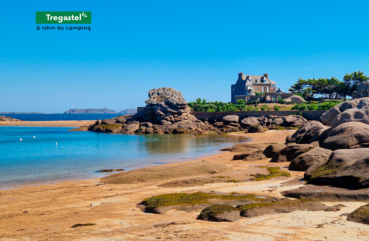 Plage de sable rose, rochers de granit � Tr�gastel, C�te de Granit Rose.