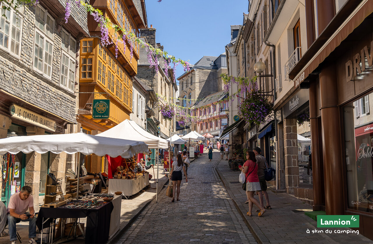 Rue pav�e anim�e avec march� artisanal � Lannion, Bretagne. Id�al � visiter.