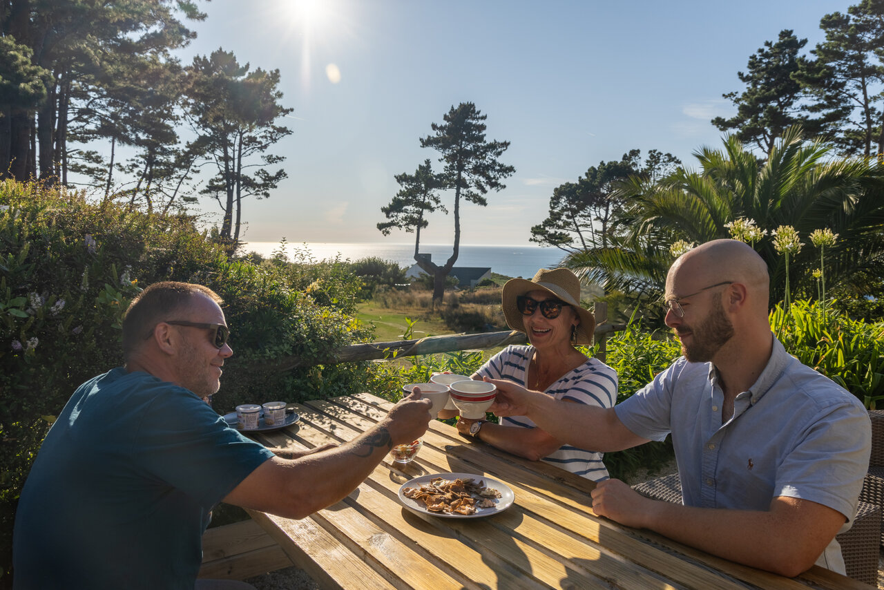 Bar ext�rieur ensoleill�, vue mer, au camping CLICOCHIC Les plages de Beg L�guer � Lannion (22).