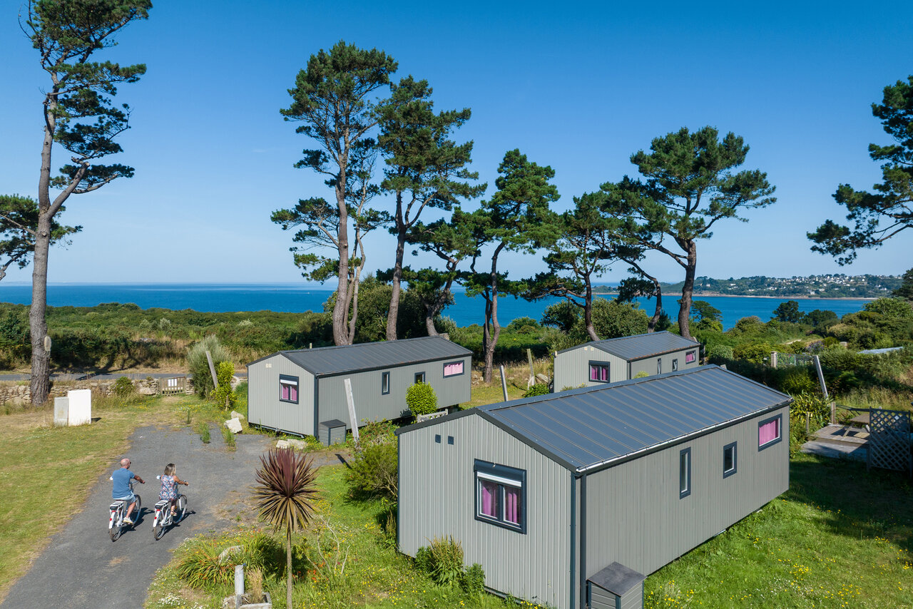 Mobile homes modernes, vue mer, pins, au camping CLICOCHIC � Lannion.