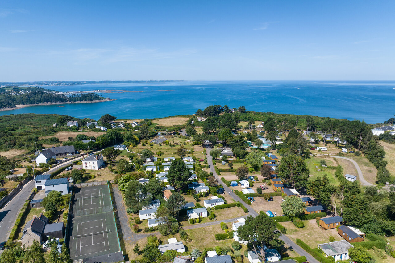 H�bergements. Au camping CLICOCHIC Les plages de Beg L�guer � Lannion (22).