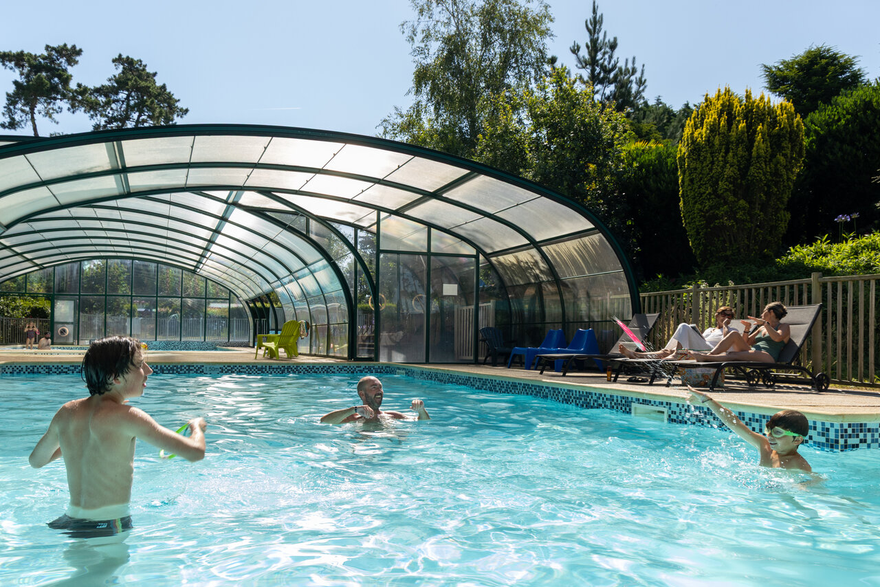 Piscine couverte et ext�rieure, famille se baignant et se relaxant au camping CLICOCHIC Les plages de Beg L�guer � Lannion (22).
