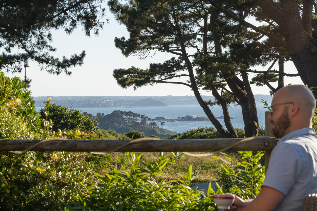 Vue panoramique mer, c�te, arbres, au camping CLICOCHIC � Lannion.