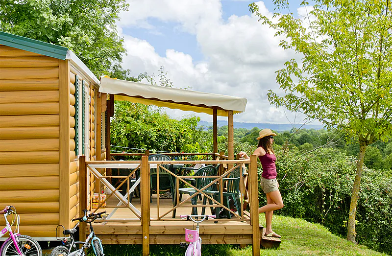 Mobil-home, terrasse, vue verdoyante au camping CLICOCHIC Les Secrets de Padirac � Padirac (46).