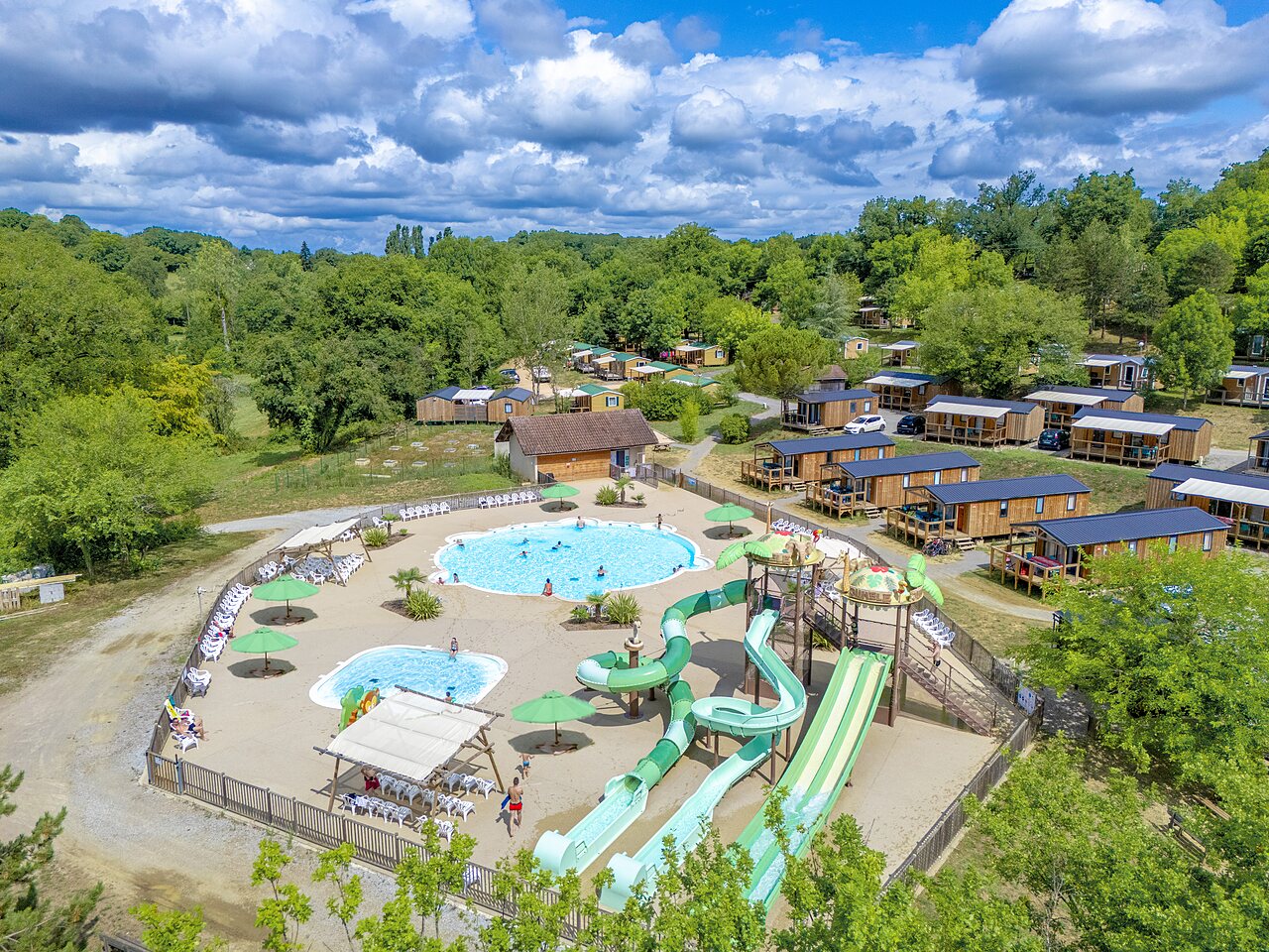 Piscine, toboggans et Mobil-homes au camping CLICOCHIC Les Secrets de Padirac (46).