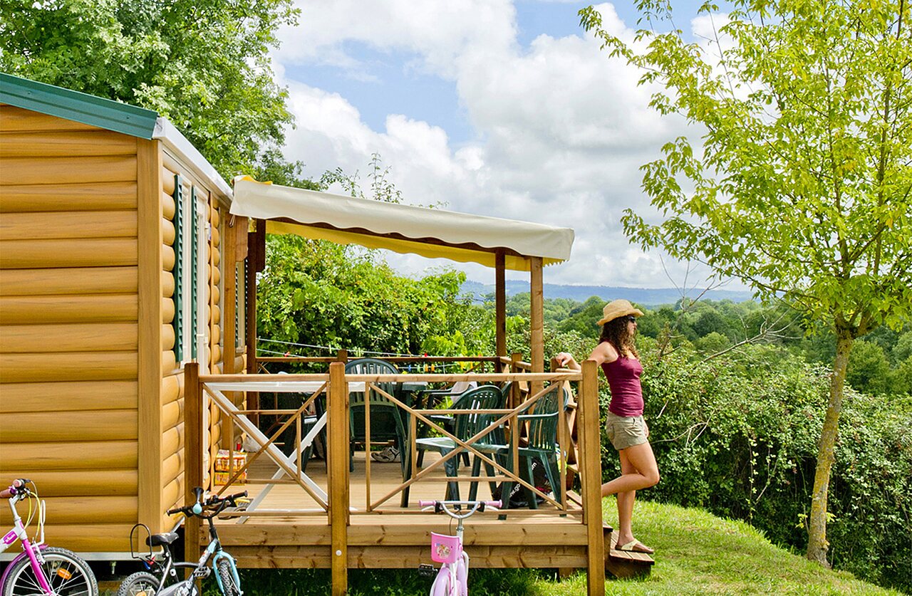 Mobil-home, terrasse, vue verdoyante au camping CLICOCHIC Les Secrets de Padirac � Padirac (46).