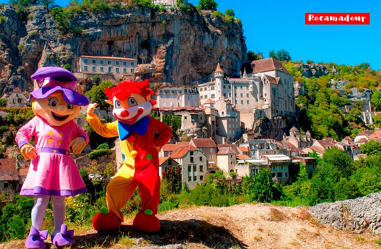 Mascottes joyeuses devant le village m�di�val de Rocamadour, site touristique du Lot.
