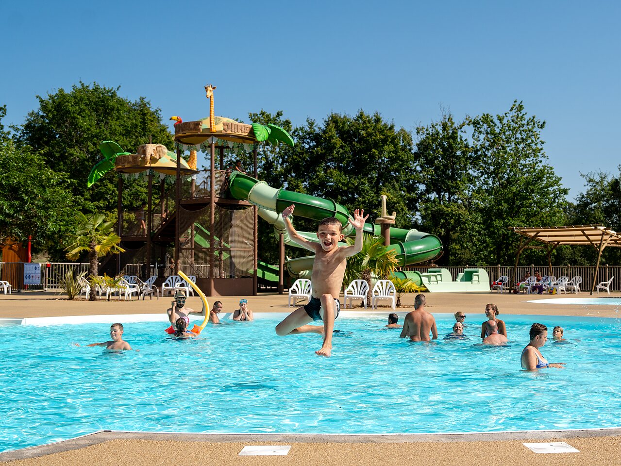 Piscine ext�rieure, toboggans, enfant sautant au camping CLICOCHIC Les Secrets de Padirac � Padirac (46).