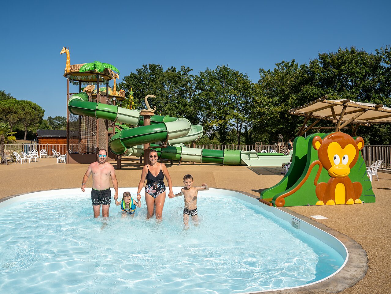 Piscine, toboggans aquatiques au camping CLICOCHIC Les Secrets de Padirac � Padirac (46).