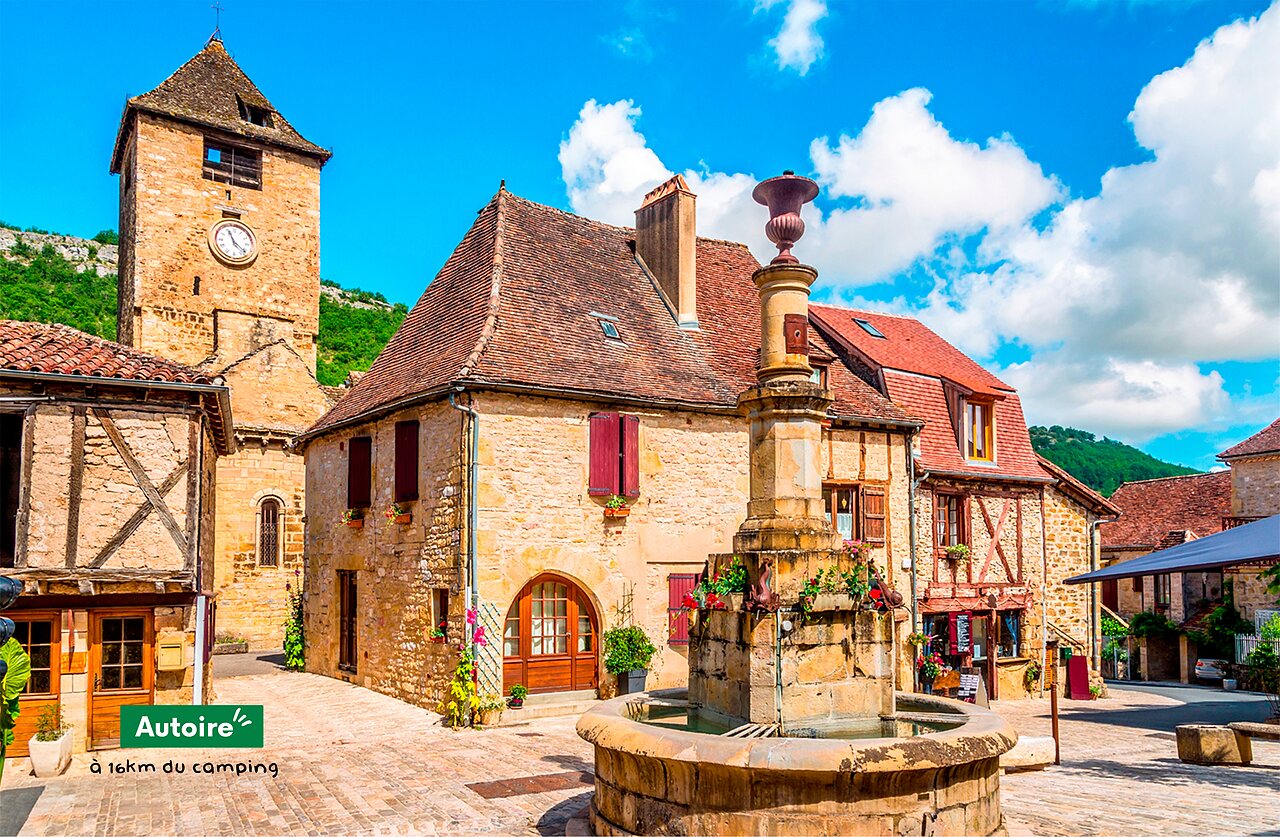 Place du village d'Autoire, un des Plus Beaux Villages de France dans le Lot.