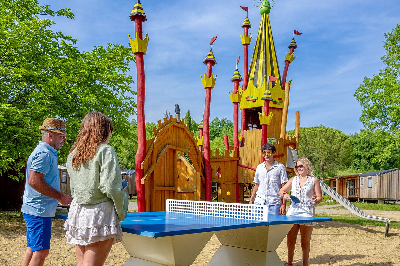 Aire de jeux, ping-pong au camping CLICOCHIC Les Secrets de Padirac.