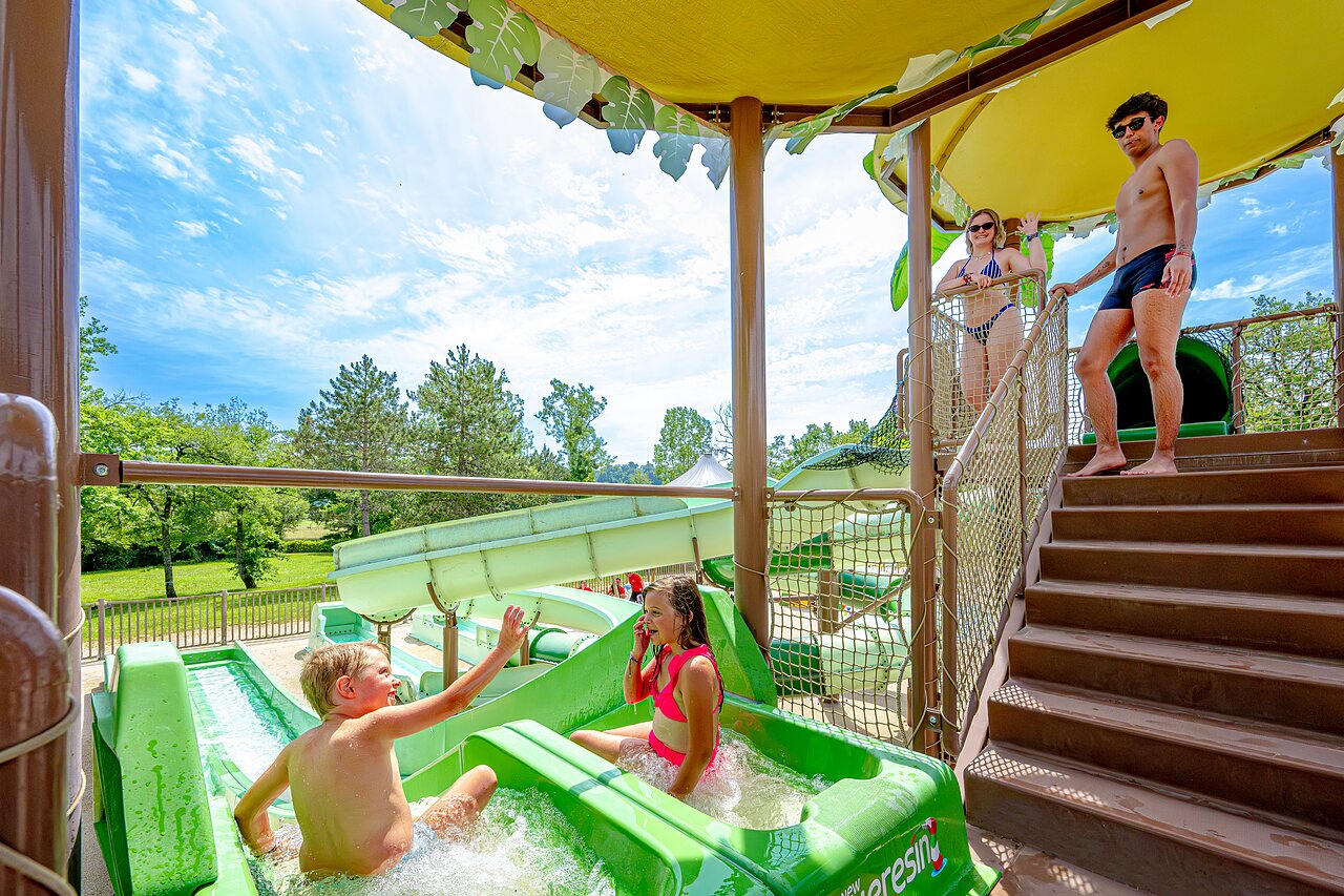Toboggans aquatiques et jeux d'eau au camping CLICOCHIC Les Secrets de Padirac.