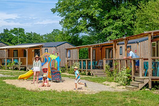 Mobil-homes en bois et aire de jeux au camping CLICOCHIC Les Secrets de Padirac (46).