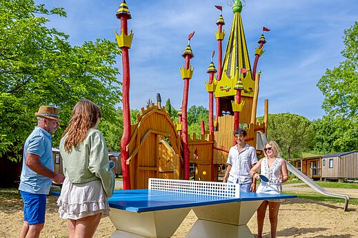 Aire de jeux, ping-pong au camping CLICOCHIC Les Secrets de Padirac.
