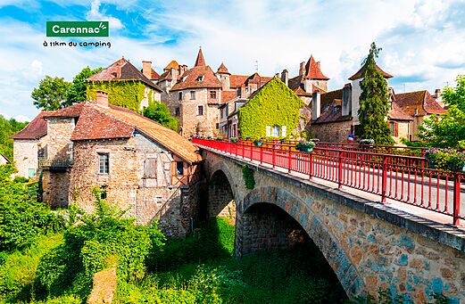 Village m�di�val de Carennac avec son pont et ses maisons anciennes en pierre.