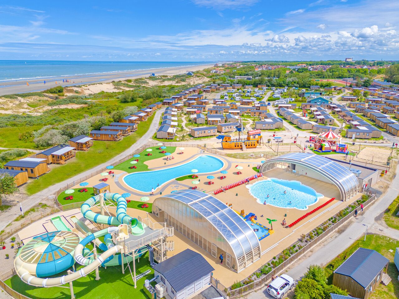 Parc aquatique avec toboggans, piscines et mobile-homes au camping VAGUES OCEANES Licorne � Dunkerque (59).
