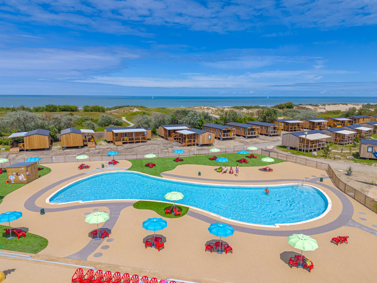 Piscine ext�rieure, h�bergements et plage au camping VAGUES OCEANES Licorne � Dunkerque (59).