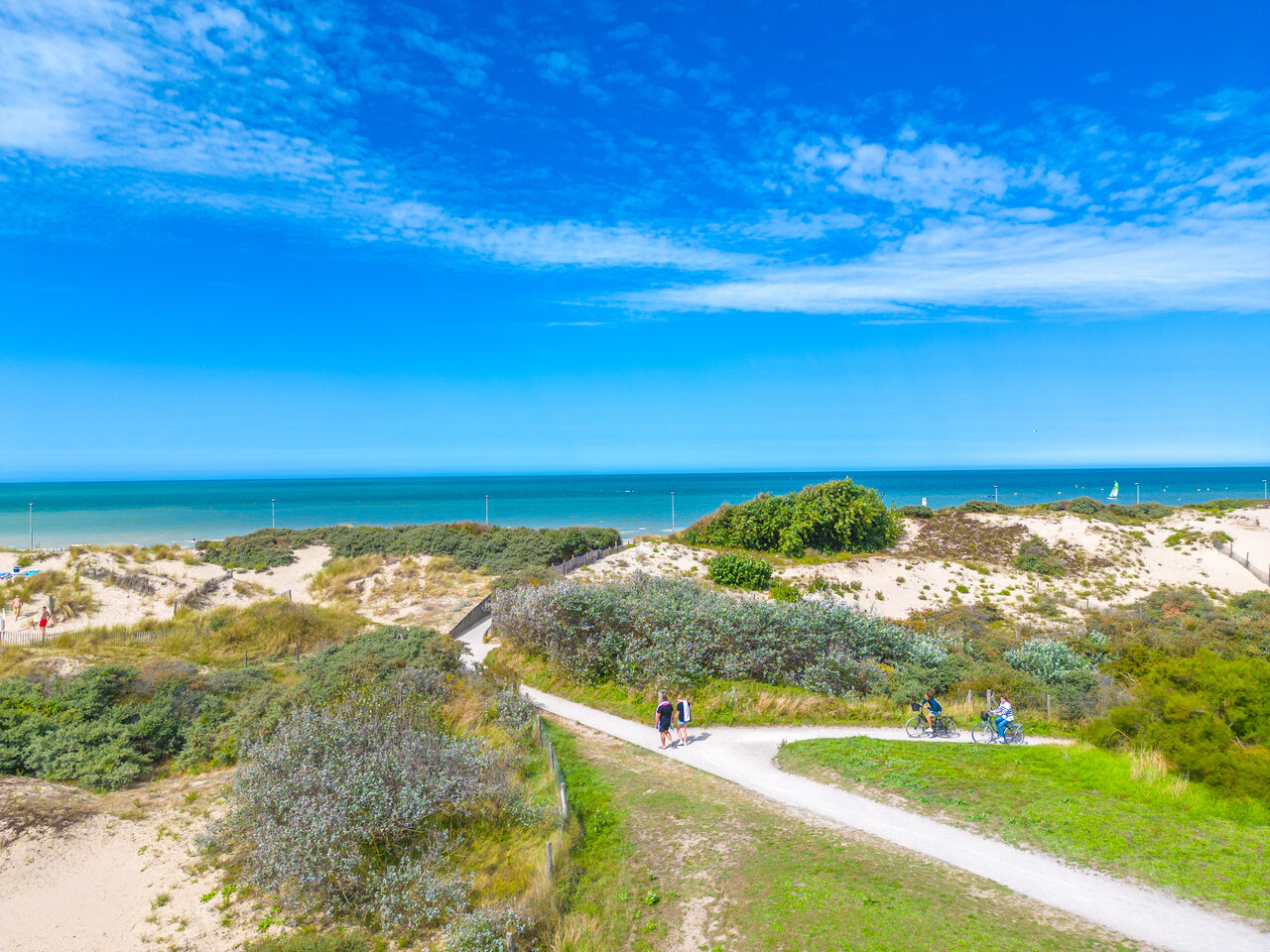 Plage de sable, dunes et chemin cyclable au camping VAGUES OCEANES Licorne � Dunkerque (59).