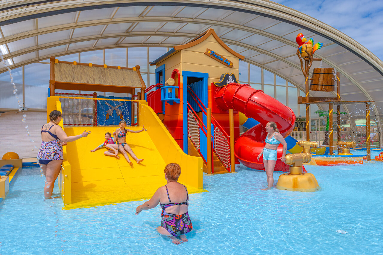 Parc aquatique couvert avec toboggans et jeux d'eau au camping VAGUES OCEANES Licorne � Dunkerque (59).