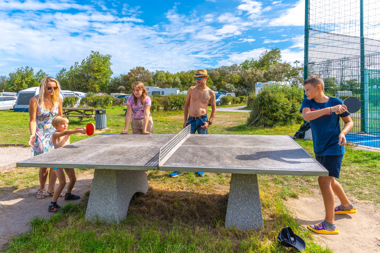 Famille s'amusant au tennis de table ext�rieur au camping VAGUES OCEANES Licorne Dunkerque.