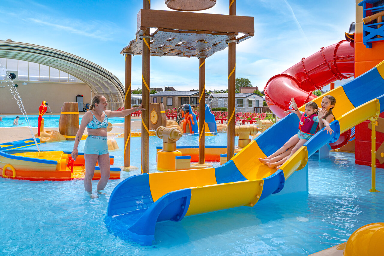 Toboggan aquatique, jeux d'eau et piscine pour enfants au camping VAGUES OCEANES Licorne.