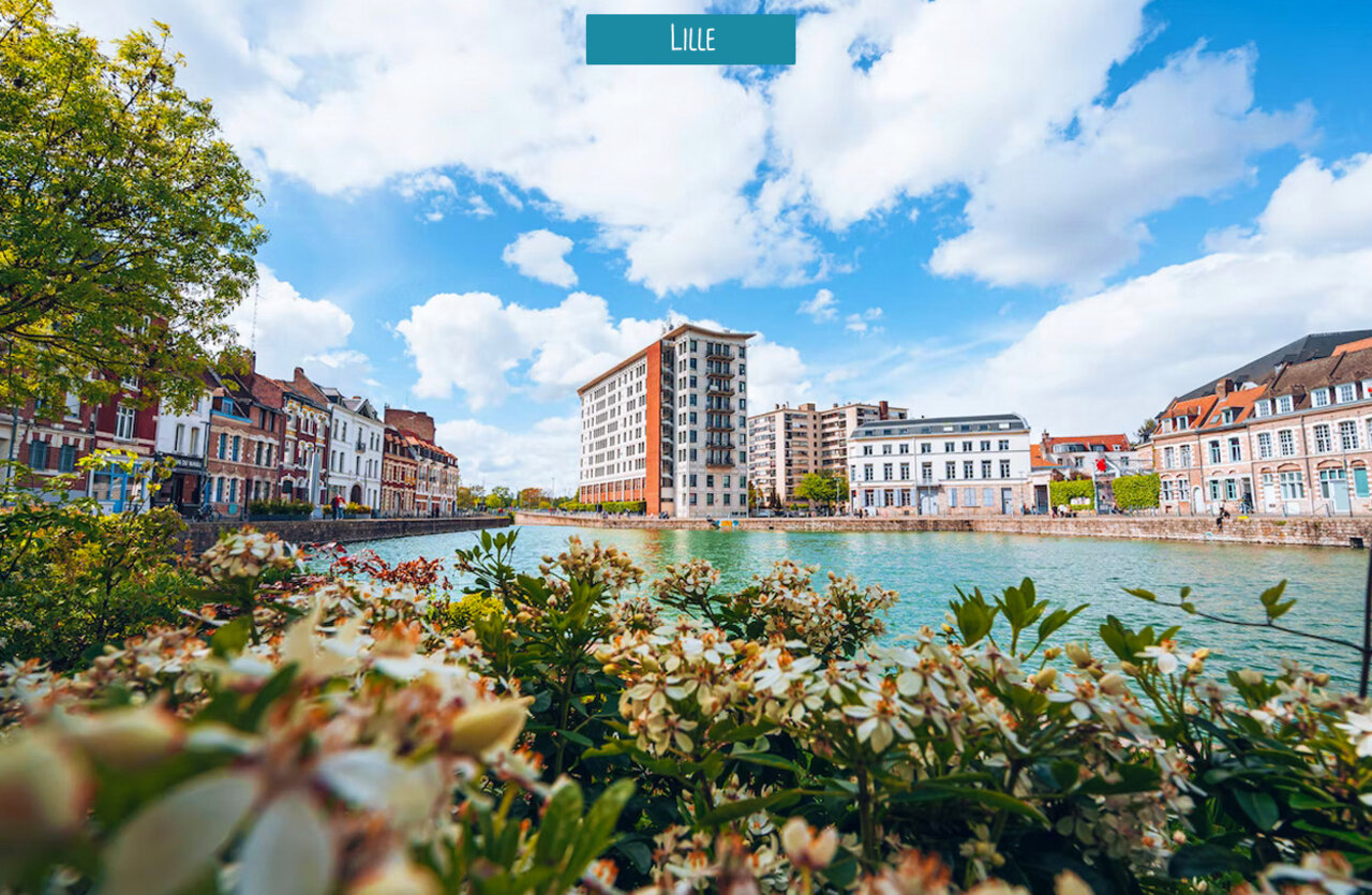 Vue pittoresque du canal � Lille, Hauts-de-France, avec b�timents historiques et fleurs.