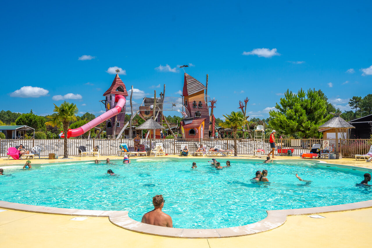 Piscine ext�rieure avec toboggan g�ant et jeux aquatiques au camping CAPFUN Lila � LINXE (40).