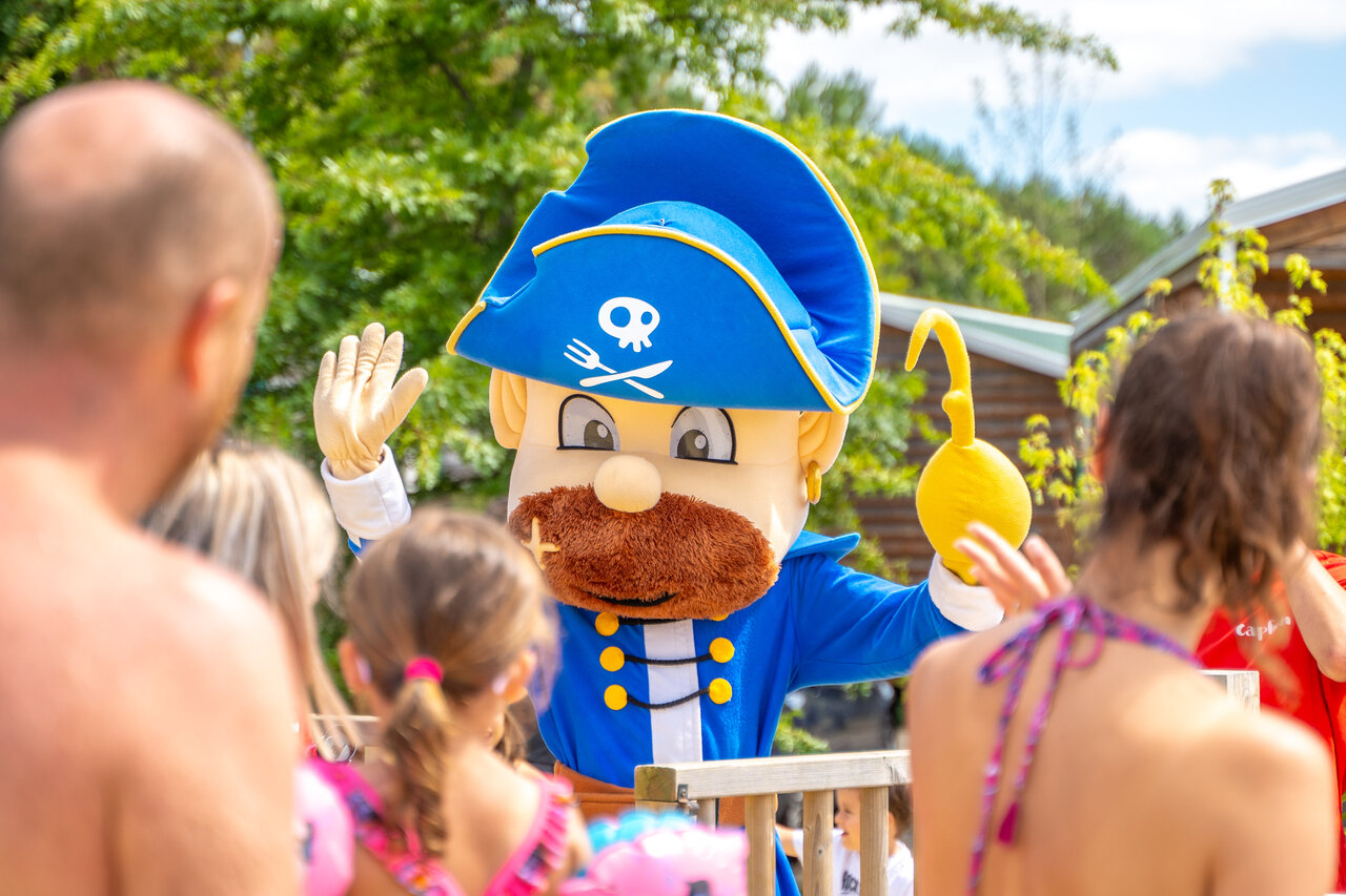 Mascotte pirate animant les enfants et adultes au camping CAPFUN Lila � LINXE (40).