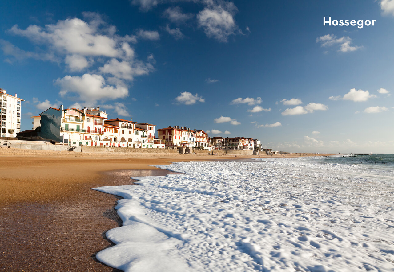 Plage d'Hossegor avec ses maisons color�es, lieu � visiter pr�s du camping.