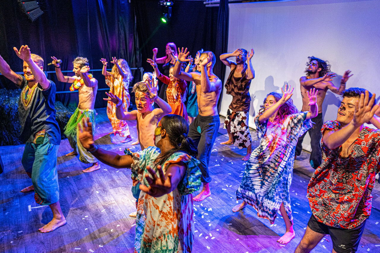 Spectacle d'animation avec danseurs costum�s et maquill�s au camping CAPFUN Lila � LINXE (40).