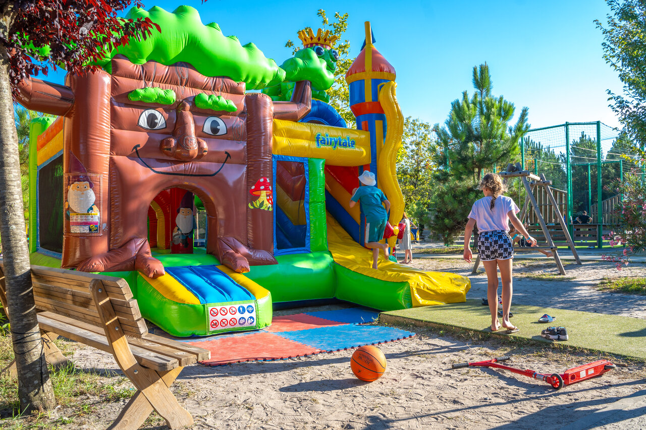 Ch�teau gonflable g�ant et aire de jeux pour enfants au camping CAPFUN Lila � LINXE (40).