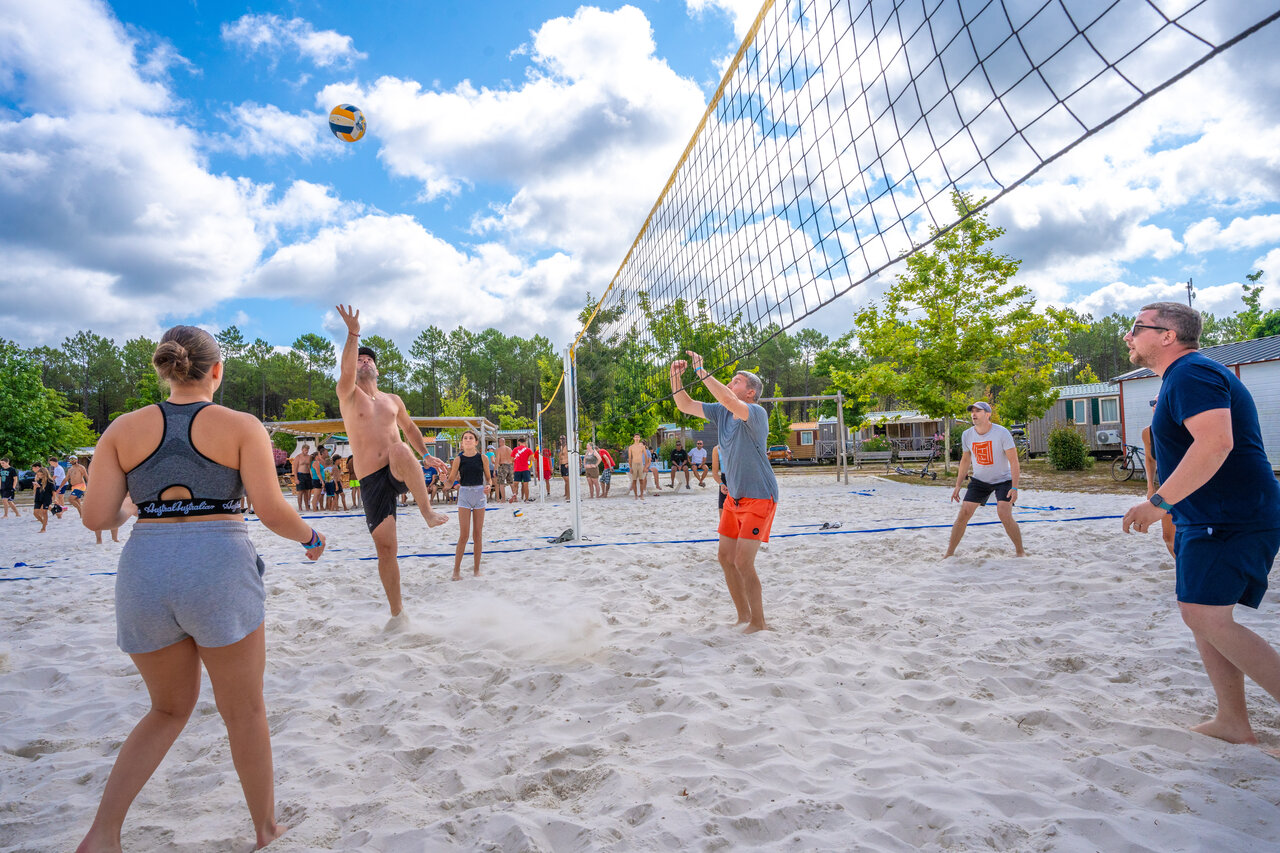 Joueurs de beach-volley sur terrain de sable au camping CAPFUN Lila � LINXE (40).