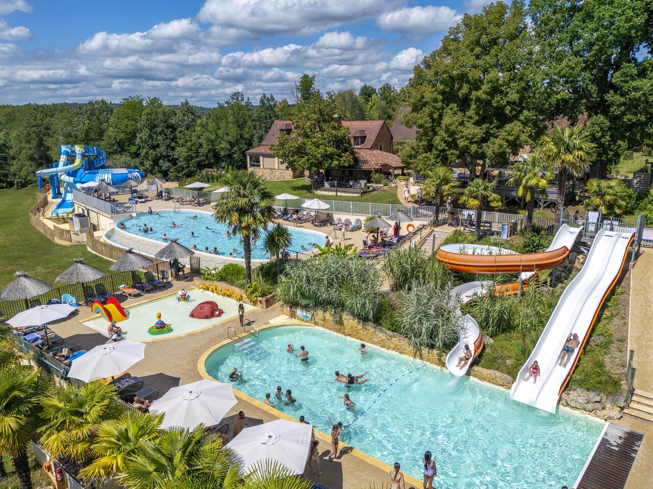 Piscines, pataugeoire et toboggans aquatiques au camping CLICOCHIC Linotte � Le Bugue (24).
