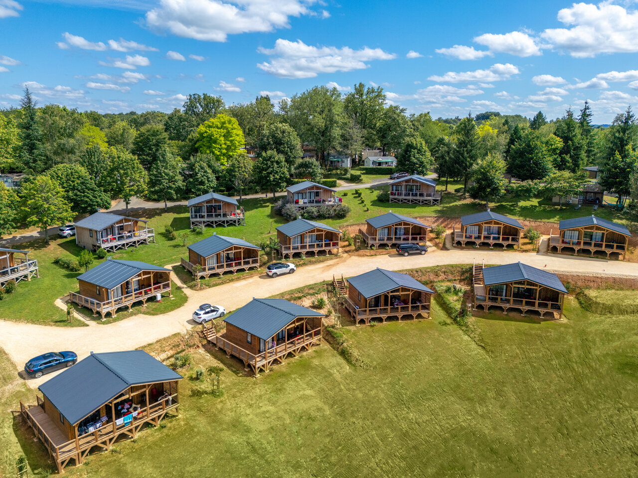 Chalets en bois, terrasses, all�es au camping CLICOCHIC Linotte � Le Bugue (24).