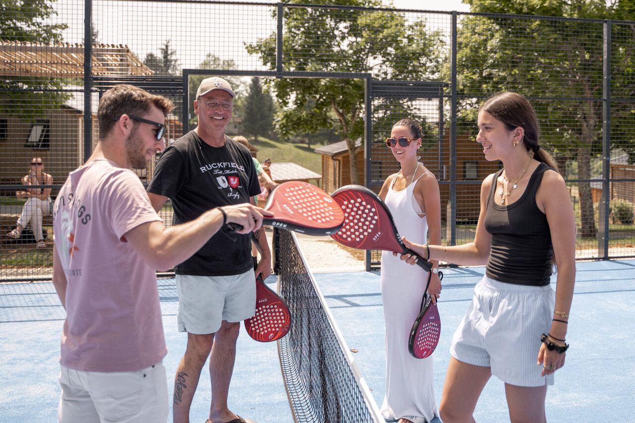 Joueurs de padel sur le terrain au camping CLICOCHIC Linotte � Le Bugue (24).