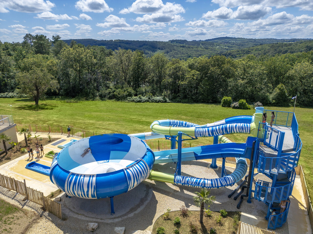 Toboggans aquatiques g�ants, 'bowl' slide au camping CLICOCHIC Linotte, Le Bugue (24).