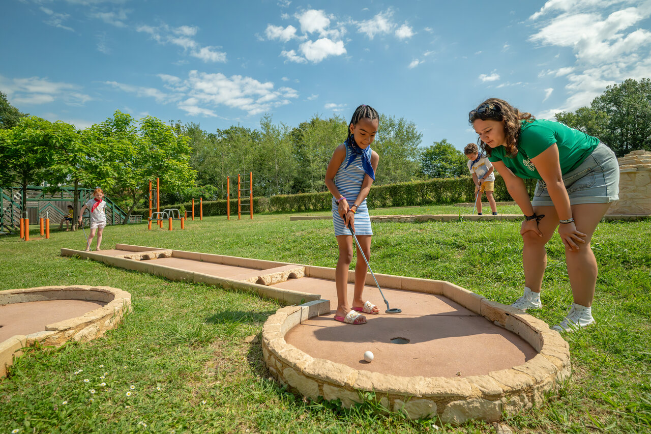Mini-golf avec enfants et animateur au camping CLICOCHIC Linotte � Le Bugue (24).